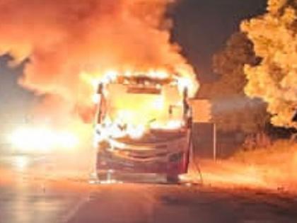 Beed: Two buses burnt near Beed, tires burnt on highway, traffic disrupted on highway | Beed: बीडजवळ दोन बस जाळल्या, महामार्गावर टायर जाळले, महामार्गावर वाहतूक विस्कळीत