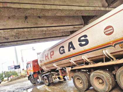 Confusion over the height of the flyover on Beed Bypass! One bridge will be open by January 15 | बीड बायपासवरील उड्डाणपुलांच्या उंचीवरून संभ्रम! एक पूल १५ जानेवारीपर्यंत खुला होणार