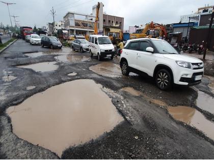 Beed bypass road in poor condition due to potholes; Why are the roads dug up even when there is no traffic in the lockdown? | बीड बायपासची झाली चाळणी; लॉकडाऊनमध्ये वाहतूक ठप्प असतानाही का उखडले रस्ते ?