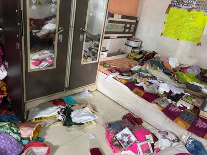 Beed Crime: Mumbai Policeman's house in Ashti taluka broken into in broad daylight; Gold ornaments looted! | Beed Crime: मुंबई पोलिसाचे आष्टी तालुक्यातील घर भरदिवसा फोडले; सोन्याचे दागिने लंपास! Beed Crime: Mumbai Policeman's house in Ashti taluka broken into in broad daylight; Gold ornaments looted! | Beed Crime: मुंबई पोलिसाचे आष्टी तालुक्यातील घर भरदिवसा फोडले; सोन्याचे दागिने लंपास!