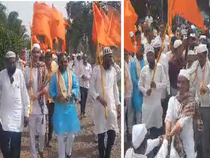 Flag in hand, Mukhi Harinam; Service by Muslim devotees to Varakari, spontaneous participation in Dindi | Video: हाती पताका, मुखी हरीनाम; मुस्लीम भाविकांकडून वारकऱ्यांची सेवा, दिंडीत उत्स्फूर्त सहभाग