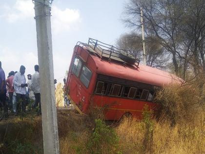 Election employees bus accident in Beed; 50 employees are safe | बीडमध्ये निवडणुक कामासाठी जाणाऱ्या कर्मचाऱ्यांच्या बसला अपघात; ५० कर्मचारी बालंबाल बचावले