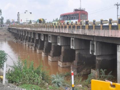 In progress, a new bridge construction work on Bundsara River in Beed | बीडमधील बिंदुसरा नदीवर नवीन पूल उभारणीचे काम प्रगतीपथावर 