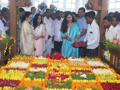 To greet Gopinath Munde, Gopinath Gadara is in the crowd | लोकनेत्यास अभिवादन करण्यासाठी गोपीनाथ गडावर अलोट गर्दी 