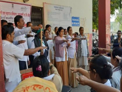 'Do not dirty, will not let'; Doctors, employees and patients in Beed's district hospital took oath of cleanliness | 'घाण करणार नाही, करू देणार नाही'; बीडच्या जिल्हा रूग्णालयात डॉक्टर, कर्मचारी, रूग्णांनी घेतली स्वच्छतेची शपथ