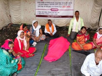 Beed: Son's hunger strike against Avada company; Mother's death at home, situation in cage, tension as body kept at hunger strike site in front of tehsil | आवादा कंपनीविरोधात मुलाचे उपाेषण; घरी आईचा मृत्यू, केजमधील प्रकार, मृतदेह तहसीलसमोर उपोषणस्थळी ठेवल्याने तणाव Beed: Son's hunger strike against Avada company; Mother's death at home, situation in cage, tension as body kept at hunger strike site in front of tehsil | आवादा कंपनीविरोधात मुलाचे उपाेषण; घरी आईचा मृत्यू, केजमधील प्रकार, मृतदेह तहसीलसमोर उपोषणस्थळी ठेवल्याने तणाव