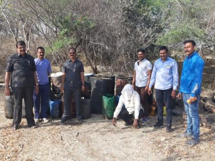 Beed LCB's big action; Six thousand liters of chemicals destroyed which are used for liquor | बीड एलसीबीची मोठी कारवाई; गावठी दारू अड्ड्यावर धाड टाकून सहा हजार लिटर रसायन नष्ट