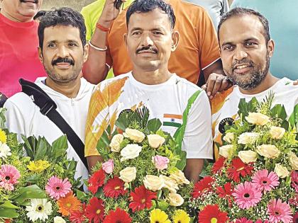 Bidkar's voice is loud; He ran 90 kilometers in the 'Comrade Marathon' in South Africa | बीडकरांचा नादच खुळा; दक्षिण आफ्रिकेतील ‘कॉम्रेड मॅरेथॉन’मध्ये धावले ९० किलोमीटर Bidkar's voice is loud; He ran 90 kilometers in the 'Comrade Marathon' in South Africa | बीडकरांचा नादच खुळा; दक्षिण आफ्रिकेतील ‘कॉम्रेड मॅरेथॉन’मध्ये धावले ९० किलोमीटर