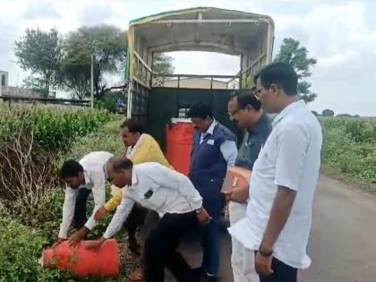 2 thousand 794 liters of milk were destroyed due to suspicion of adulteration | भेसळीच्या संशयातून २ हजार ७९४ लिटर दुध नष्ट, दोन संकलन केंद्रावर कारवाई