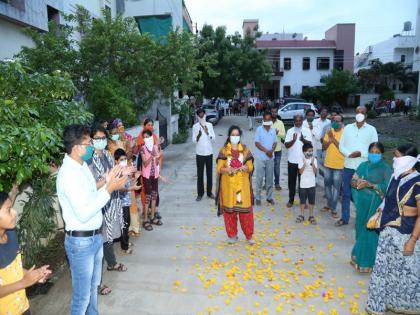 Inspirational! Gun salute to the returning nurse on duty in Beed | बीडकरांची प्रेरणादायी कृती; कर्तव्य बजावून परतलेल्या कोरोनायोद्धा परिचारीकेला दिली तोफांची सलामी