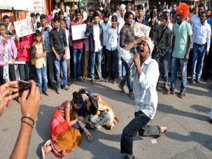 Do not want to be hanged, the world will be hungry! Pathatattya on the farmers of Jagaridi Mandal of Sahitya Sammelan | घेऊ नको रे फाशी, जग राहील उपाशी !; साहित्य संमेलनाच्या जागरदिंडीत शेतकर्‍यांवर पथनाट्य