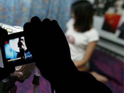 Nude photos taken; Frightened student skips meals; Sexual harassment by 2 tuition teachers for 10 months | नग्न फोटो काढले; भयग्रस्त विद्यार्थिनीने जेवण सोडले; बीडमध्ये २ शिक्षकांकडून १० महिन्यांपासून लैंगिक छळ Nude photos taken; Frightened student skips meals; Sexual harassment by 2 tuition teachers for 10 months | नग्न फोटो काढले; भयग्रस्त विद्यार्थिनीने जेवण सोडले; बीडमध्ये २ शिक्षकांकडून १० महिन्यांपासून लैंगिक छळ