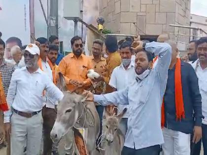 Burning of symbolic statue of Narayan Rane in Beed | बीड जिल्ह्यात शिवसैनिक आक्रमक; नारायण राणेंच्या प्रतीकात्मक पुतळ्याची धिंड काढून दहन