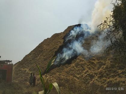 Majalgaon's Jai Mahesh factory's bagan depot on fire, 5,000 tonnes of baganas burnt to ashes | माजलगावच्या जय महेश कारखानाच्या बगँस डेपोला आग, 5 हजार टन बगँस जळून खाक