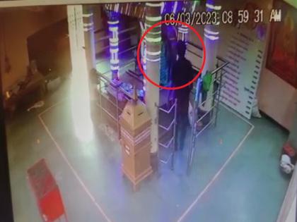 Beed news, thief came to temple for darshan and ran away with the mangalsutra of goddess | Video: दर्शनासाठी भुरटा मंदिरात आला अन् देवीच्या गळ्यातील मंगळसत्र घेऊन पळाला