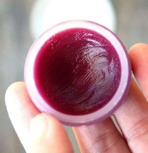 ओठ फुटले, कोरडे पडले? लिपस्टिक लावण्यापूर्वी लावा ‘असा’ बिटाचा नैसर्गिक लिप बाम-पाहा जादू