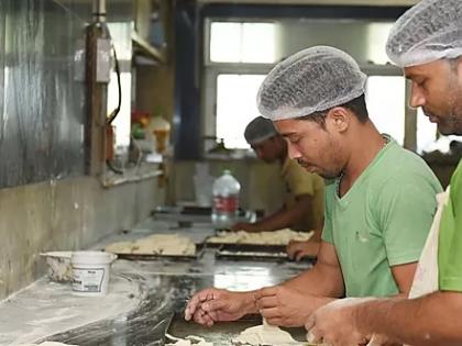 Foreign workers working in the bakery are now engaged in agricultural work | बेकरीत काम करणारे परप्रांतीय मजूर आता शेती कामात गुुंतले