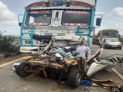 Two killed in an accident at Honga on the Pune-Bengaluru National Highway | तिहेरी अपघात, कार-कंटेनर्सच्या भीषण धडकेत दोघे जागीच ठार; पुणे-बेंगळूरु राष्ट्रीय महामार्गावर होनगा येथील घटना 