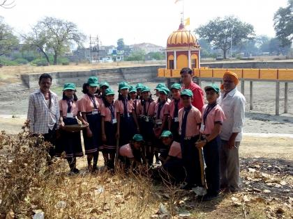 Students planted tree at Padmashirth | महाशिवरात्री निमीत्त विद्यार्थ्यांनी पद्मतीर्थ येथे केले बेलवृक्षाचे रोपण      