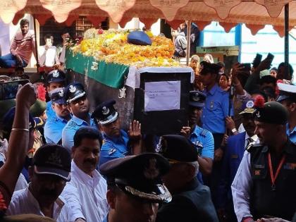 A final tribute to Wing Commander Hanumantrao Revansiddhaya Sarathi, son of Hindalga of Belgaum, Heroic death in fighter plane crash in Madhya Pradesh | बेळगावातील हिंडलगाचे सुपुत्र विंग कमांडर यांना अखेरची मानवंदना, मध्य प्रदेशात लढाऊ विमानांच्या अपघातात वीरमरण