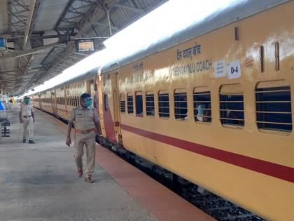 CoronaVirus Lockdown: Shramik Express train at Belgaum railway station for a short time | CoronaVirus Lockdown : हुबळीहून जोधपूरला जाणारी श्रमिक एक्स्प्रेस अल्पकाळ बेळगावात