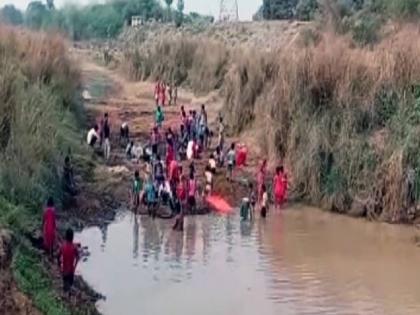 birbhum gold found in river west bengal | नदीकाठी सापडलं सोन्याचं घबाडं, लुटण्यासाठी आख्ख गाव जमलं; असं उलघडलं गूढ