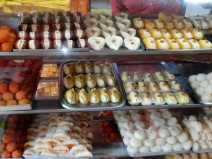 in mumbai navratri 2024 the sweetness of bengali sweets in the market malai chum chum rasgulla and rajbhoj saffron malai is preferred | बंगाली मिठाईचा बाजारात गोडवा; मलाई चम चम, रसगुल्ला, राजभोज केशर मलाईला पसंती