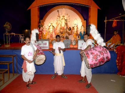 They have come from Pune for many years for saving diffrent tradicion | कोलकातावरुन गेली कित्येक वर्ष ‘ते’पुण्यात येतात.‘ही’अनोखी परंपरा जपायला