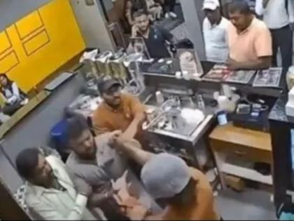 Viral Video: Shopkeeper beaten up for not giving extra cup for drinking coffee, video goes viral | Viral Video: कॉफी पिण्यासाठी एक्स्ट्रा कप न दिल्याने कर्मचाऱ्याला मारहाण, व्हिडीओ होतोय व्हायरल