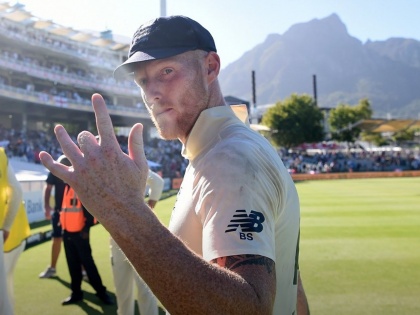 South Africa vs England : Ben Stokes comes up with unique gesture as a tribute for ill father | मधलं बोट लपवून बेन स्टोक्सचं विजयी सेलिब्रेशन, कारण जाणून तुम्ही व्हाल Emotional