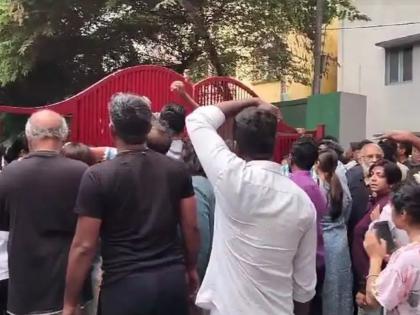 bomb threat to bengluru schools students evacuted | बंगळुरूतील १५ शाळांना ई-मेलद्वारे बॉम्बने उडवण्याची धमकी;विद्यार्थ्यांसह पालकांमध्ये भीतीचे वातावरण 