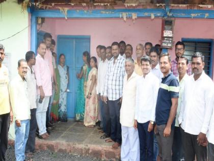 Chaotic management of gram sevaks, Sarpanch locks Benikre Gram Panchayat kagal taluka | ग्रामसेवकांचा अनागोंदी कारभार; बेनिक्रे ग्रामपंचायतीला सरपंचांनीच ठोकले टाळे