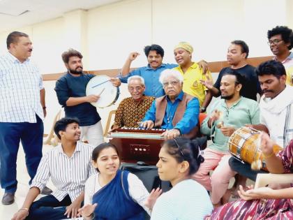 Purushottam Berde's theatrical Gavran Tadka in 'Mukkam Post Adgaon' | 'मुक्काम पोस्ट आडगाव'मध्ये पुरुषोत्तम बेर्डेंचा रंगमंचीय गावरान तडका