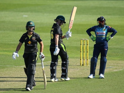 Australian Beth Mooney, who becomes only the fourth player to get two hundreds in women's T20Is | ऑसी फलंदाजाचे चौकारांच्या मदतीनं शतक, पण श्रीलंकेच्या कर्णधारानं घडवला विक्रम