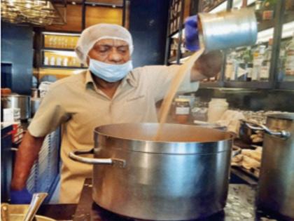 A ‘five star’ job to a tea maker, writer; Laxman Rao was selling on the footpath pdc | चहावाल्या साहित्यिकाला ‘फाइव्ह स्टार’ नोकरी; लक्ष्मण राव फूटपाथवर करत होते विक्री