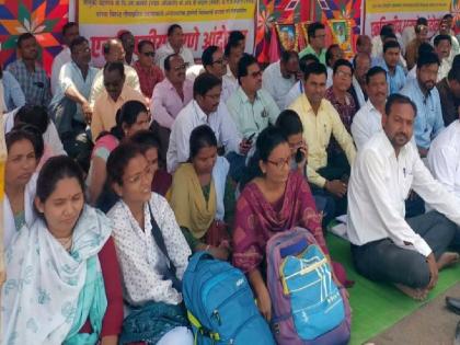 Farmers suffer due to Talathi strike; agitation from 16 days but no solution | तलाठी संपाच्या शेतकऱ्यांना झळा; १६ दिवसांपासून आंदोलन, तोडगा निघेना