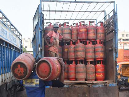 inflation! Domestic gas cylinder rates hiked; LPG Cylinder 14.2 kg prices increased by Rs 50 | महागाईचा भडका! घरगुती गॅस सिलेंडरचे दर वाढले; सर्वसामान्यांचे कंबरडे मोडणार