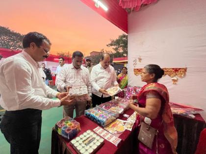 diwali market of ulhasnagar municipal corporation flourished | बचत गटाच्या महिलांना प्रोत्साहन, एकूण ७० स्टॉल्स; उल्हासनगर महापालिकेचा दिवाळी बाजार फुलला