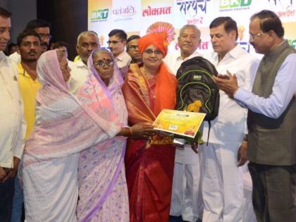 Sarpanch Gyanjyoti Bhadane gets Village Award | सरंपच ज्ञानज्योती भदाणे यांना ग्रामरक्षण पुरस्कार