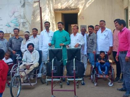 Distribution of literature to the devotees at Bhadgaon | भडगाव येथे दिव्यांगांना साहित्य वाटप