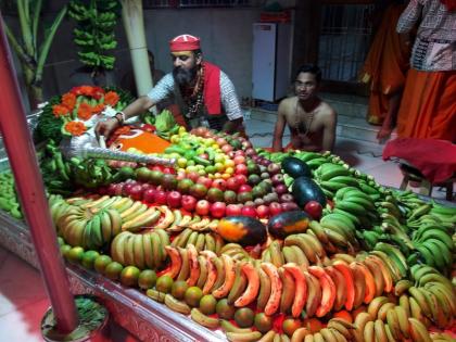 The charming makeup of Bhadra Maruti by the fruit on the third Shravani Saturday | तिसऱ्या श्रावणी शनिवारनिमित्त फळांनी केला भद्रा मारूतीचा आकर्षक शृंगार 