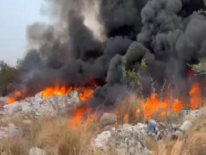 Accident may have occurred due to heavy fire and dumping of cigarettes at the scrap godown at Shirwal | शिरवळ येथे भंगारच्या गोडाऊनला भीषण आग, सिगारेटमुळे दुर्घटना घडल्याची शक्यता