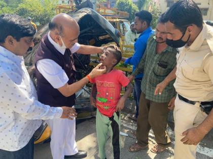 convey stopped as soon as he saw the accident; Union Minister Dr. Bhagwat Karad immediately rushed to for treatment! | अपघात दिसताच ताफा थांबवला; केंद्रीय मंत्री भागवत कराडांमधील ‘डॉक्टर’ उपचारासाठी तत्काळ धावला !