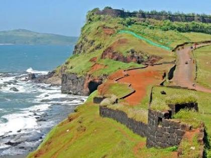 The young woman who fell into the sea from a mountain near the Bhagwati temple in Ratnagiri has not been found even after two days | Ratnagiri: समुद्रात पडलेली ‘ती’ बेपत्ता तरुणी नाशिकमधील?, शोध सुरुच