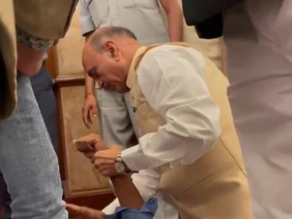 During the program, the cameraman got dizzy, Immediate treatment by Dr. Bhagwat Karad, video goes viral on social media | भर कार्यक्रमात कॅमेरामनला आली भोवळ, डॉ. भागवत कराड यांनी तातडीने केले उपचार, व्हिडीओ सोशल मीडियावर व्हायरल