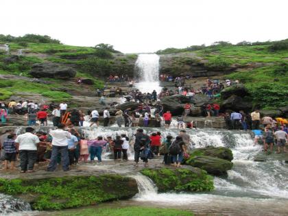 Tourists flock to soak in the waterfall | भाजे धबधब्यावर भिजण्यासाठी पर्यटकांनी केली गर्दी;पुण्यासह मुंबईतून पर्यटक दाखल Tourists flock to soak in the waterfall | भाजे धबधब्यावर भिजण्यासाठी पर्यटकांनी केली गर्दी;पुण्यासह मुंबईतून पर्यटक दाखल