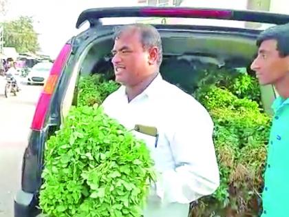 A farmer in Sangli sold vegetables from a luxury car | सांगलीतील शेतकऱ्याचा नादच खुळा, आलिशान मोटारीतून केली भाजीविक्री