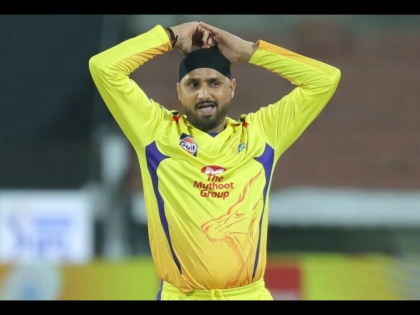 IPL 2020: CSK Fans Take a Swipe At Harbhajan Singh For His Reaction Over MS Dhoni’s Wide Ball Controversy | IPL 2020 : MS Dhoniवर हसणं हरभजन सिंगला पडले महागात, CSKच्या चाहत्यांनी नको ते सुनावलं!
