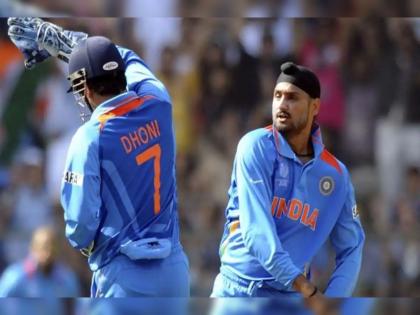 Harbhajan Singh on MS Dhoni getting credit for India’s World Cup 2011 triumph, say ‘Toh baaki 10 waha lassi peene gaye the?’ Video | Harbhajan Singh on MS Dhoni : महेंद्रसिंग धोनीने वर्ल्ड कप जिंकला, मग बाकीचे 10 खेळाडू काय...!; 2011च्या विजयाचे श्रेय MS Dhoniला मिळाल्याने हरभजन सिंगचा सवाल, Video