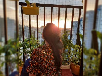 Do you recognize this chandravilas fame actress who watches the sunset | सुर्यास्त पाहणाऱ्या 'या' अभिनेत्रीला ओळखलं का? 'चंद्रविलास' मालिकेत केलंय काम